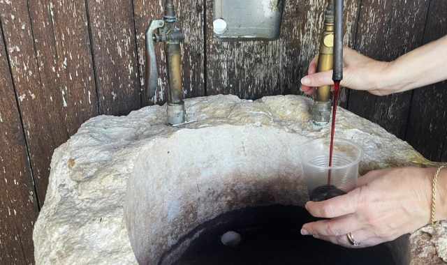 A Ortona una fontana offre vino gratis ogni giorno: «Benvenuto ai pellegrini di passaggio»